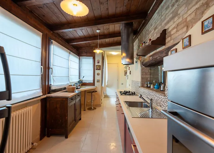 Martin With Private Pool For 5 People Montegranaro